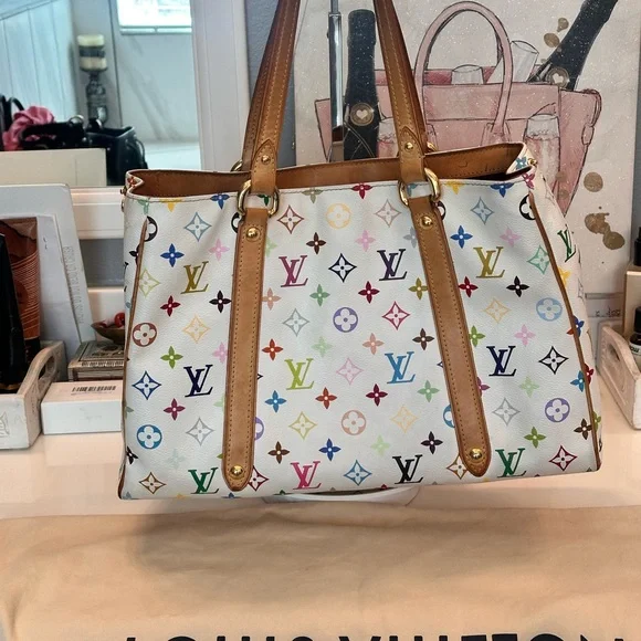 Louis Vuitton - Picture 3 of 17